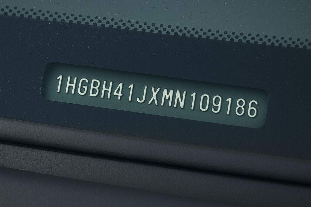 What's the difference between a car number plate and VIN?